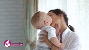 بوسیدن نوزاد